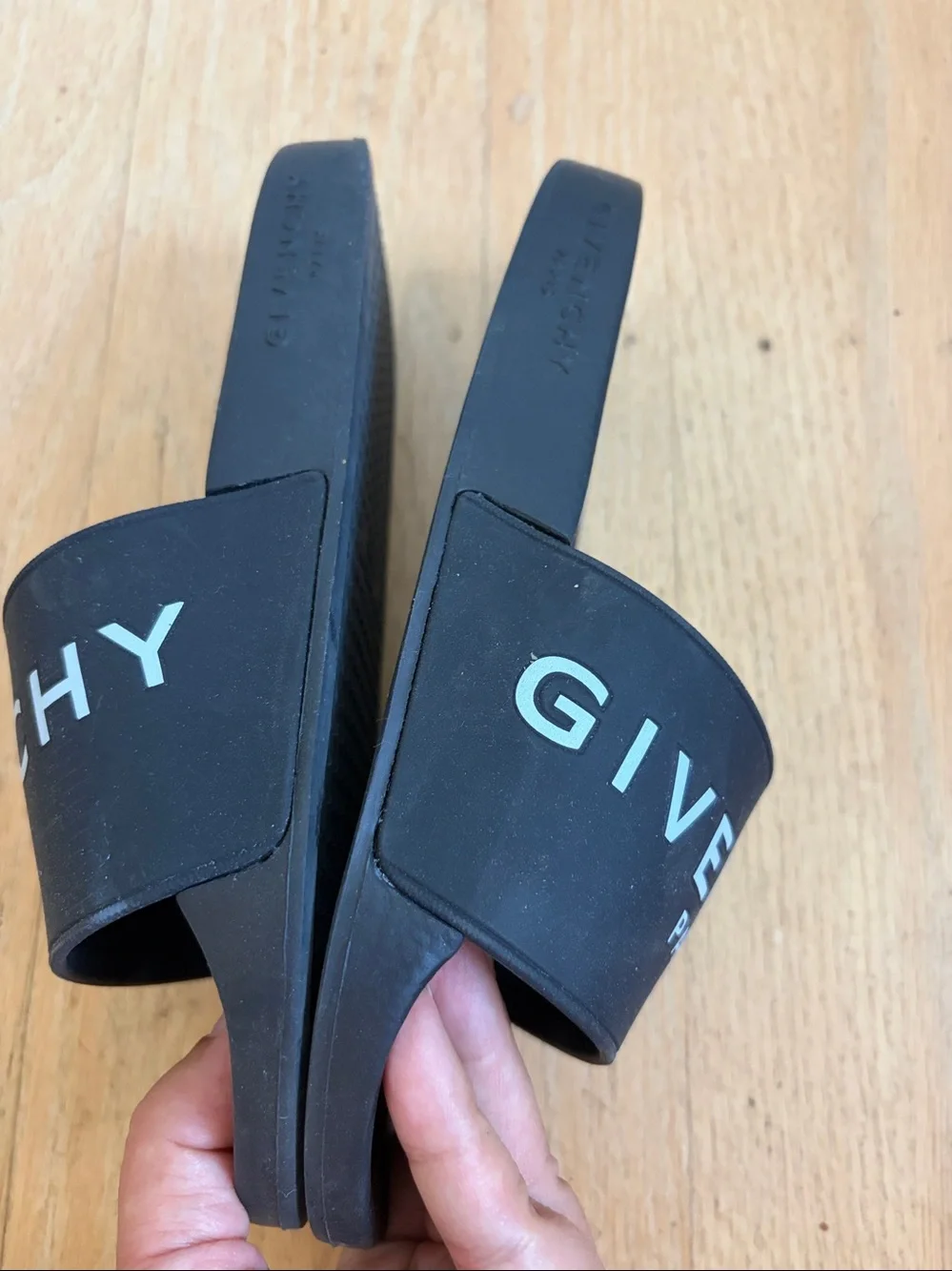 Givenchy Logo Slide size 35